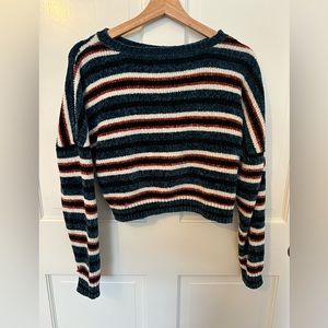 Volcom size small cropped long sleeve shirt.